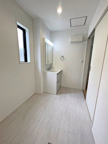 新築戸建・新築建売　郡山市咲田一丁目　桃見台小・第五中の洗面所|広々とした洗面室はお洗濯も快適！三面鏡洗面台で朝の身支度もしやすい＆収納力も◎