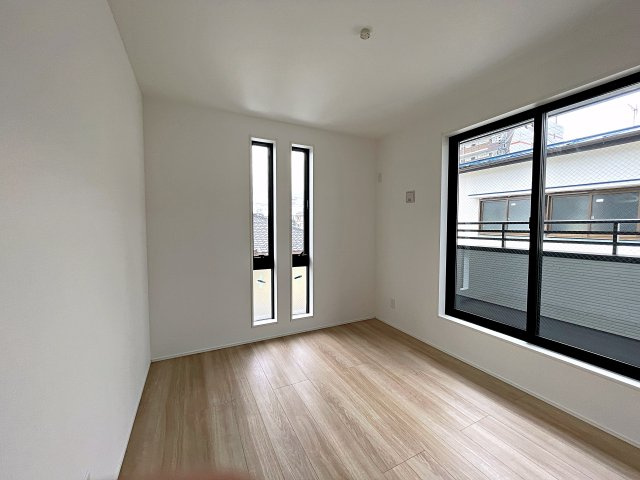 新築戸建・新築建売　郡山市咲田一丁目　桃見台小・第五中の洋室|東側の5.2帖の洋室は自然光が長時間入る2面採光で明るく気持ちの良いプライベート空間です！