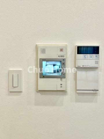 ルネッサンスタワー上野池之端のセキュリティ|【モニターホン】誰が来たかすぐにわかるカラーモニター付きインターホン。通話ボタンを押すまでは室内の音は漏れていませんので相手を確かめてから応対できます。