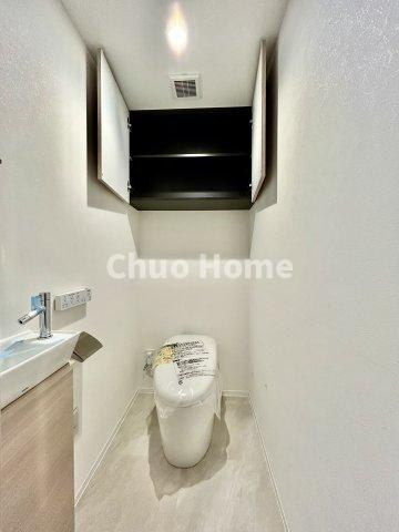 ルネッサンスタワー上野池之端のトイレ|【トイレ】 収納スペースをしっかりと確保した温水洗浄便座機能付きトイレ。温水洗浄便座は清潔にお使いいただくための大切なアイテムです。