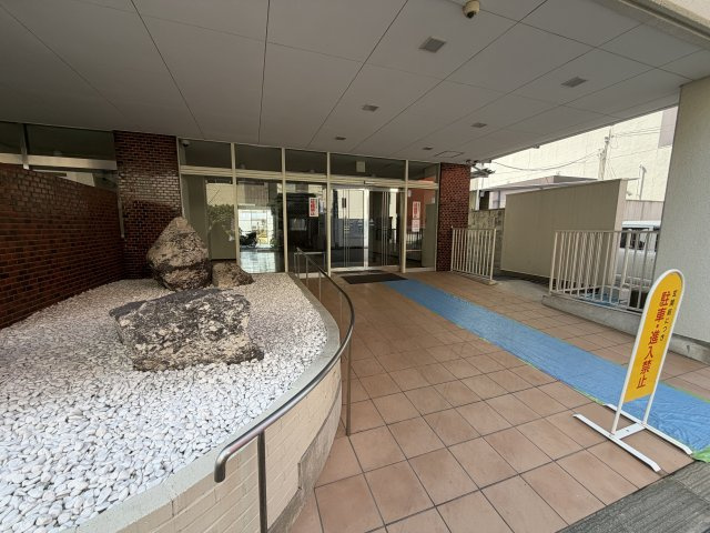明石本町ビル住宅のエントランス