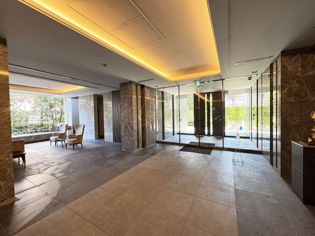 【エントランス】 | パークホームズ川越ザレジデンス　(ふじみ野店) | 洗練されたデザインのエントランス。