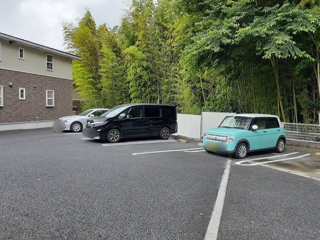 クレストガーデンⅡの駐車場