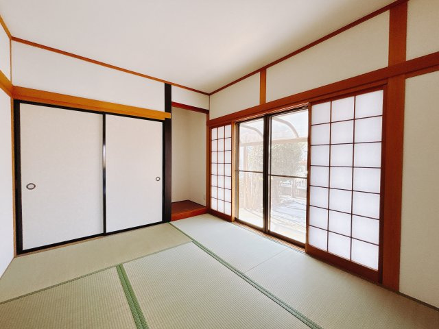 【中古戸建】前橋市富士見町1期の和室|■1階和室｜意外と場所をとるアイロンがけや、お洗濯物を畳むときにも広々と使うことができ、ちょっと一休みしたいとき、すぐに横になれるのも魅力です♪