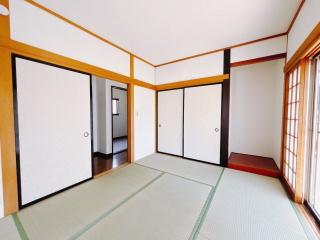 【中古戸建】前橋市富士見町1期の和室|■1階和室｜「続き間の和室」は子育て世代にこそ適しています。お子様のお昼寝スペースや、洗濯物をたたむのに便利です。客間やリビングの延長としても使えます。