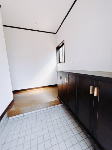 【中古戸建】前橋市富士見町1期の玄関|■玄関｜ご家族の靴がたくさんしまえる下駄箱付き。お子様の靴がこれから増えても安心な大きさです。