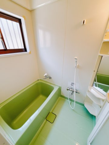 【中古戸建】前橋市富士見町1期の浴室|■浴室｜足を伸ばしてゆったりと入浴ができる1坪タイプのバスルームです♪備え付けの棚には家族一人一人のシャンプーを分けて置くことができます♪バスルームをいつもすっきりと使えますね♪
