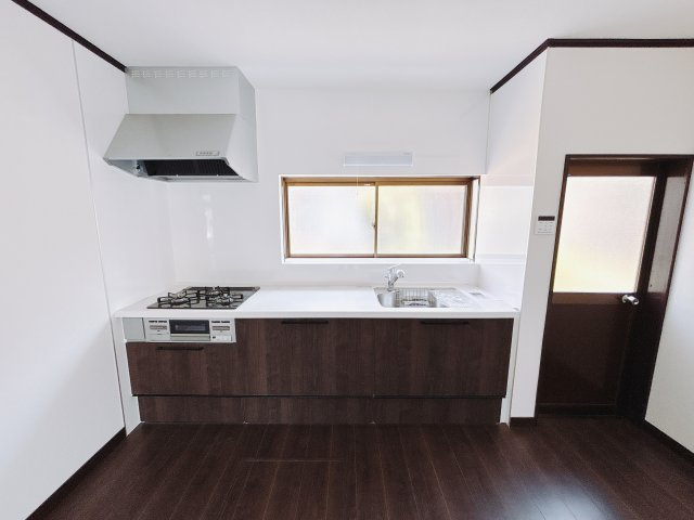 【中古戸建】前橋市富士見町1期のキッチン|■キッチン｜ワークトップの幅が広く、お子様といっしょにお料理をつくったり、ちょっとしたパーティーも楽しめます。フラットなのでお掃除がしやすいのもポイントです♪