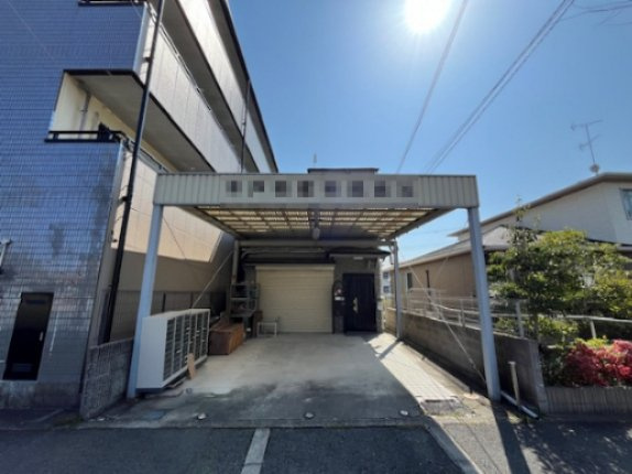 若松町戸建の駐車場