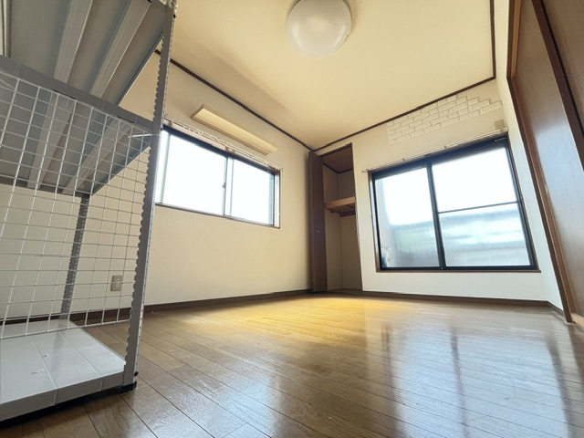 若松町戸建の洋室