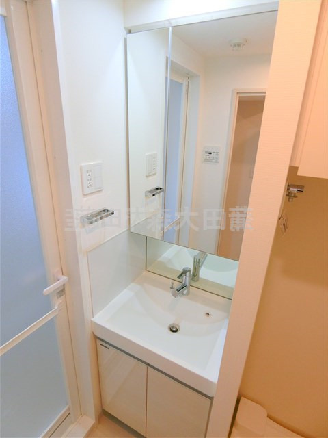 アジールコート蒲田の洗面所|2面鏡の独立洗面台　洗面脱衣所