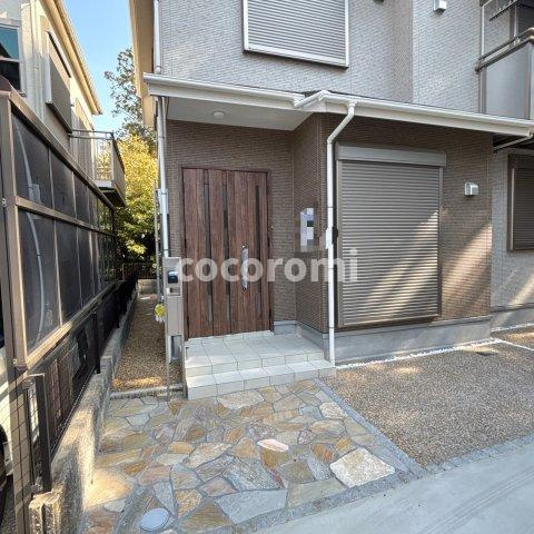 京田辺市薪里ノ内のエントランス