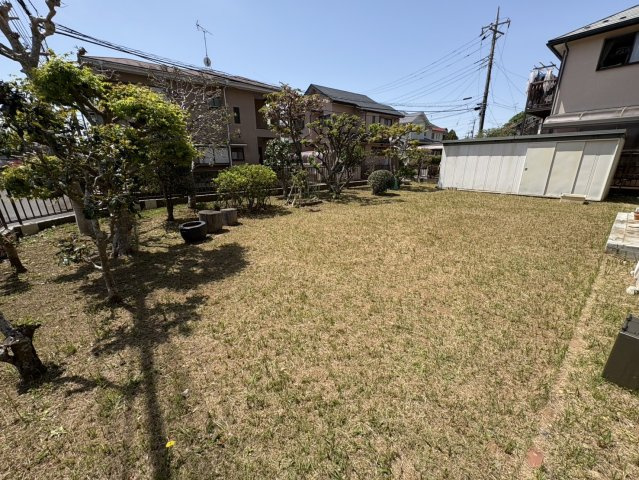 【庭】 | 【玄関吹抜】泉台２丁目　戸建て | たまにはお庭で休日を過ごしてみるのもよいかもしれません