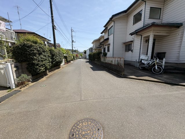 【前面道路含む現地写真】 | 【玄関吹抜】泉台２丁目　戸建て | 前面道路含む現地写真です