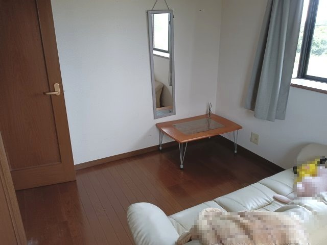 【洋室】 | 九十九里町下貝塚　中古戸建 | 落ち着いた色調の洋室です