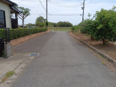 【前面道路含む現地写真】 | 九十九里町下貝塚　中古戸建 | 前面道路含む現地写真です