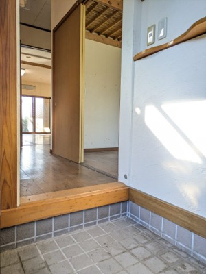 【玄関】 | 山武市松ケ谷ロ　平屋中古戸建 | 明るい玄関です