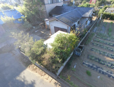 【外観】 | 山武市松ケ谷ロ　平屋中古戸建 | 向かって右側の畑は本地に含まれません