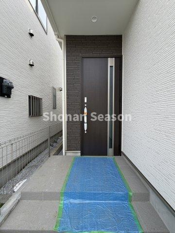 【玄関】 | 訪問者やセールスにも柔軟に対応できる「モニター付きインターホン」で、防犯面も安心◎