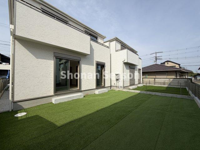 【外観】 | 面倒な手入れも不要！青々綺麗な人工芝は敷かれた広々としたお庭です。