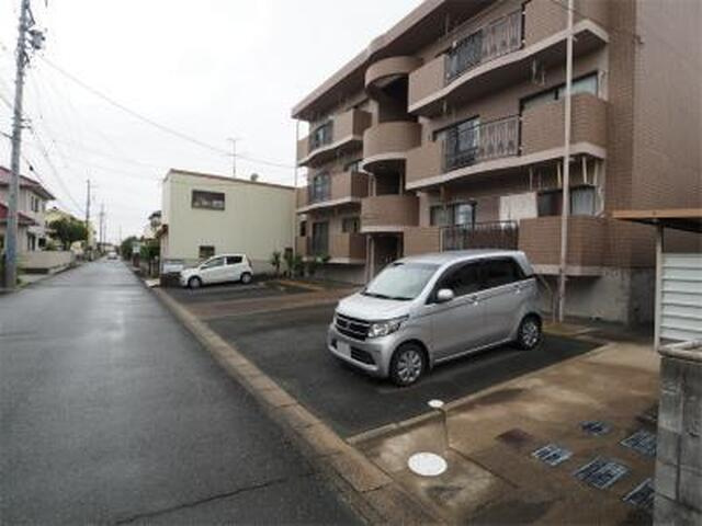 ハイツスズコマの駐車場