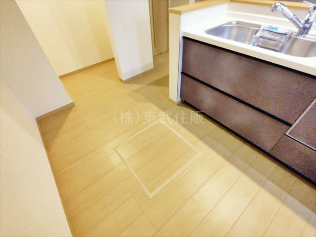 【構造・工法・仕様】 | ふじみ野市亀久保３丁目　全５棟　D号棟 | キッチンには床下収納が付いています