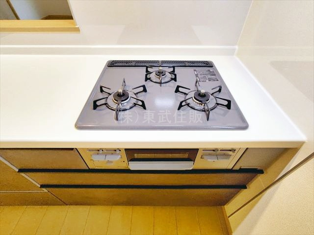 【キッチン】 | ふじみ野市亀久保３丁目　全５棟　D号棟 | お料理が同時にできる３口コンロ