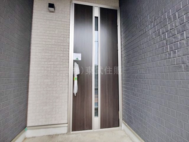 【玄関】 | ふじみ野市亀久保３丁目　全５棟　D号棟 | 落ち着いた雰囲気の玄関です