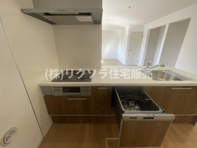 成田東町　新築一戸建てのキッチン|ビルトイン3口コンロ・食洗機付き
■物件内覧・資金計画相談・住宅ローン相談、リフォーム相談、お問合せ受付中■
※当日・翌日のご内覧、ご相談はお電話でのお問合せがスムーズです！