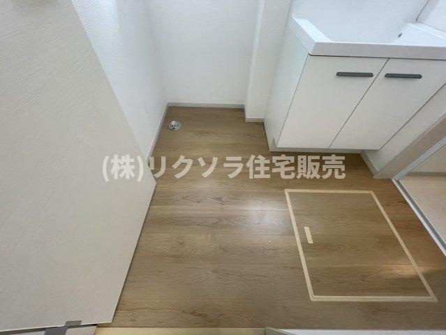 成田東町　新築一戸建ての脱衣所|床下収納付き
■物件内覧・資金計画相談・住宅ローン相談、リフォーム相談、お問合せ受付中■
※当日・翌日のご内覧、ご相談はお電話でのお問合せがスムーズです！