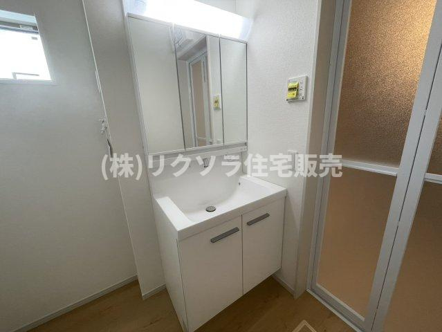 成田東町　新築一戸建ての独立洗面台|三面鏡付き独立洗面台
■物件内覧・資金計画相談・住宅ローン相談、リフォーム相談、お問合せ受付中■
※当日・翌日のご内覧、ご相談はお電話でのお問合せがスムーズです！