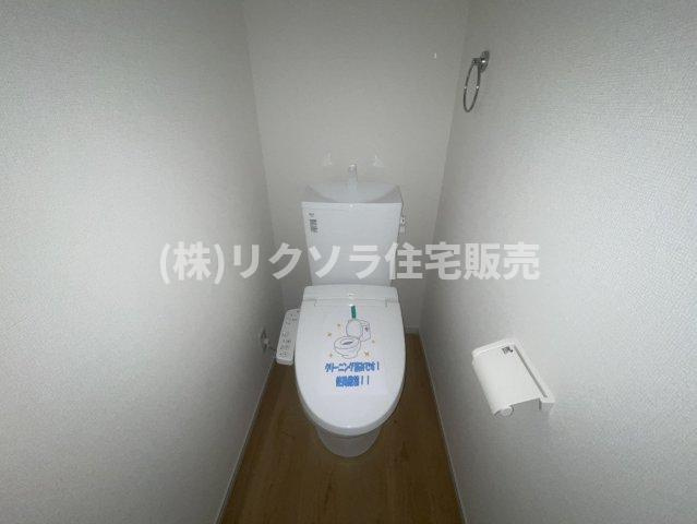成田東町　新築一戸建てのトイレ|温水洗浄便座付き
■物件内覧・資金計画相談・住宅ローン相談、リフォーム相談、お問合せ受付中■
※当日・翌日のご内覧、ご相談はお電話でのお問合せがスムーズです！