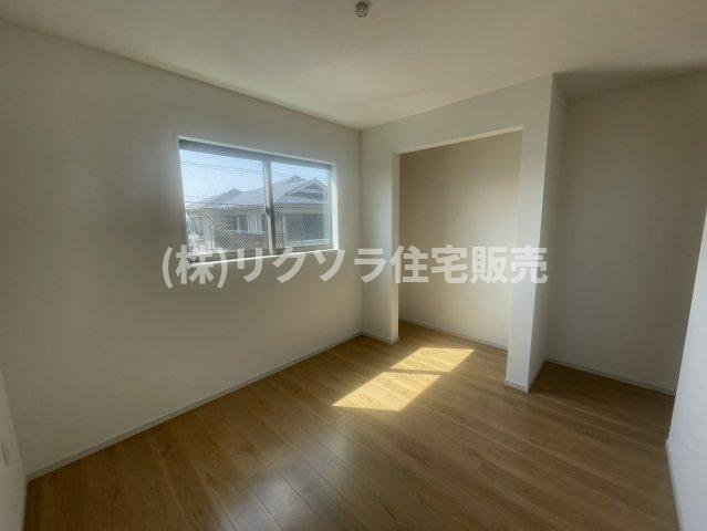 成田東町　新築一戸建ての寝室|洋室5.71帖
■物件内覧・資金計画相談・住宅ローン相談、リフォーム相談、お問合せ受付中■
※当日・翌日のご内覧、ご相談はお電話でのお問合せがスムーズです！
