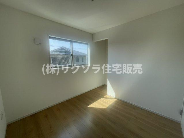 成田東町　新築一戸建ての子供部屋|洋室4.5帖
■物件内覧・資金計画相談・住宅ローン相談、リフォーム相談、お問合せ受付中■
※当日・翌日のご内覧、ご相談はお電話でのお問合せがスムーズです！