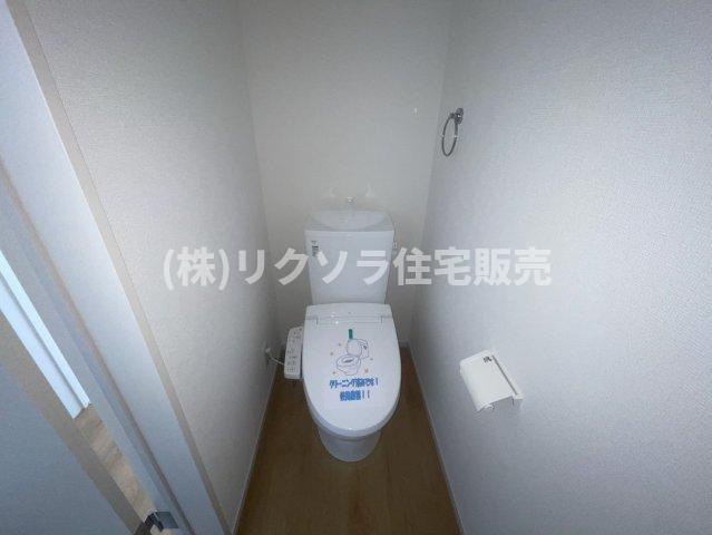 成田東町　新築一戸建ての設備|トイレ　2階　温水洗浄便座付き
■物件内覧・資金計画相談・住宅ローン相談、リフォーム相談、お問合せ受付中■
※当日・翌日のご内覧、ご相談はお電話でのお問合せがスムーズです！