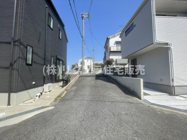 成田東町　新築一戸建ての前面道路含む現地写真|■物件内覧・資金計画相談・住宅ローン相談、リフォーム相談、お問合せ受付中■
※当日・翌日のご内覧、ご相談はお電話でのお問合せがスムーズです！