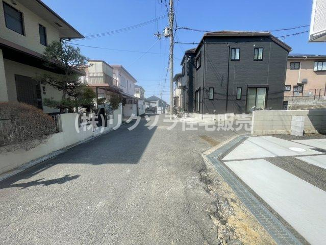 成田東町　新築一戸建ての前面道路含む現地写真|■物件内覧・資金計画相談・住宅ローン相談、リフォーム相談、お問合せ受付中■
※当日・翌日のご内覧、ご相談はお電話でのお問合せがスムーズです！