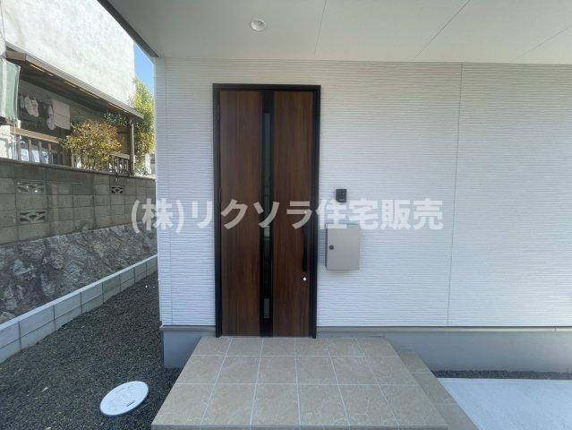 成田東町　新築一戸建ての玄関|■物件内覧・資金計画相談・住宅ローン相談、リフォーム相談、お問合せ受付中■
※当日・翌日のご内覧、ご相談はお電話でのお問合せがスムーズです！