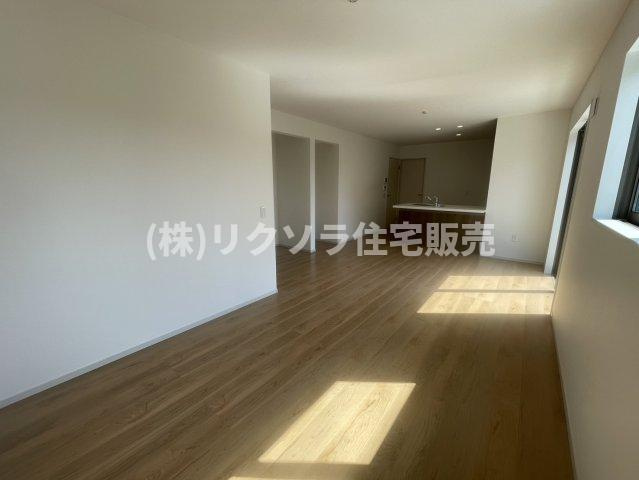 成田東町　新築一戸建ての居間・リビング|LDK18.25帖
■物件内覧・資金計画相談・住宅ローン相談、リフォーム相談、お問合せ受付中■
※当日・翌日のご内覧、ご相談はお電話でのお問合せがスムーズです！