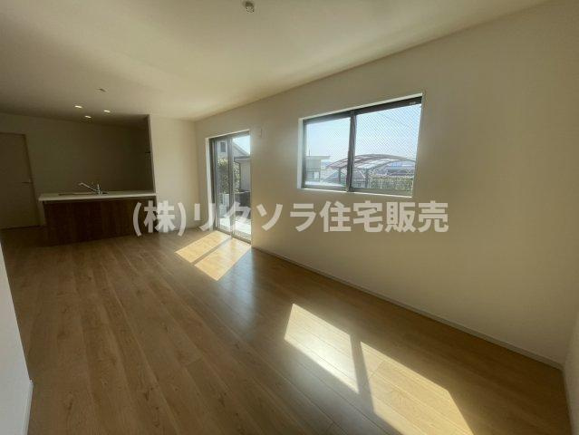 成田東町　新築一戸建ての居間・リビング|LDK18.25帖
■物件内覧・資金計画相談・住宅ローン相談、リフォーム相談、お問合せ受付中■
※当日・翌日のご内覧、ご相談はお電話でのお問合せがスムーズです！