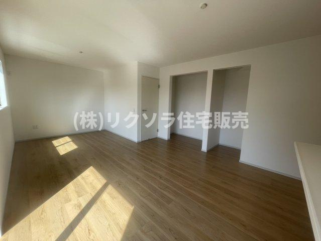 成田東町　新築一戸建ての居間・リビング|LDK18.25帖
■物件内覧・資金計画相談・住宅ローン相談、リフォーム相談、お問合せ受付中■
※当日・翌日のご内覧、ご相談はお電話でのお問合せがスムーズです！