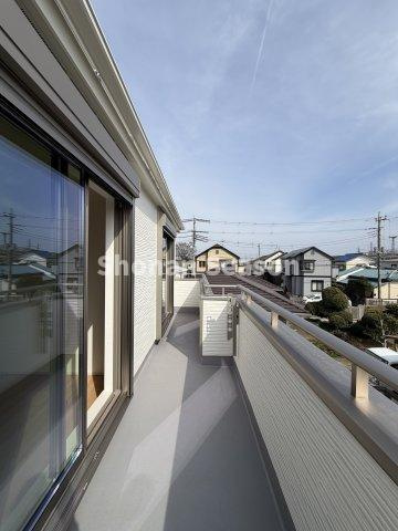 【バルコニー】 | 二部屋から出入りができる続きバルコニーは、洗濯物や布団もたっぷり干せますね♪