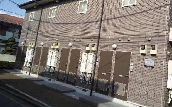 レオパレス学園町ハイツのエントランス