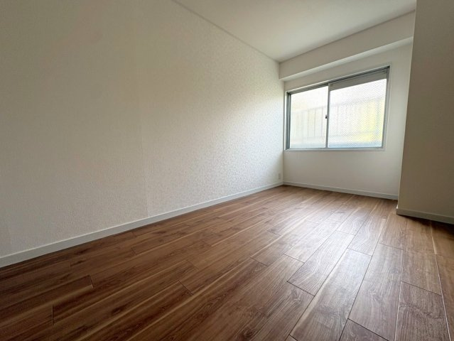 ◆リフォーム済み◆角住戸◆南西向き専用庭付き◆広々４LDK◆桂川ハイツ４号館の洋室|洋室