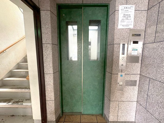 ◆リフォーム済み◆角住戸◆南西向き専用庭付き◆広々４LDK◆桂川ハイツ４号館のその他共用部分|エレベーター