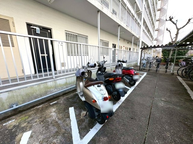 ◆リフォーム済み◆角住戸◆南西向き専用庭付き◆広々４LDK◆桂川ハイツ４号館のその他共用部分|バイク置場
