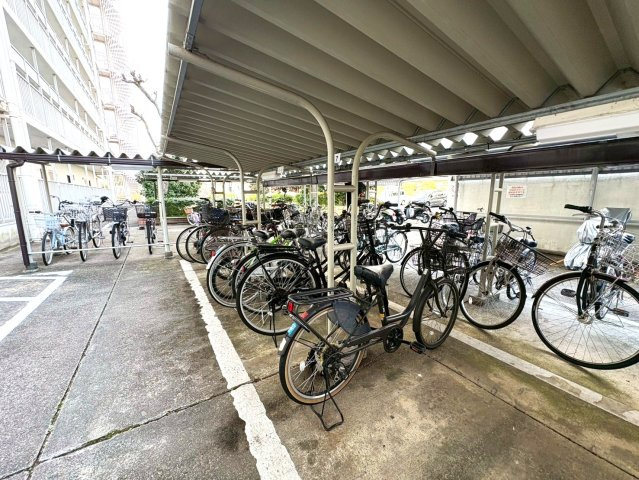 ◆リフォーム済み◆角住戸◆南西向き専用庭付き◆広々４LDK◆桂川ハイツ４号館のその他共用部分|駐輪場