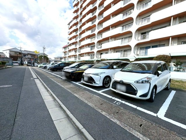 ◆リフォーム済み◆角住戸◆南西向き専用庭付き◆広々４LDK◆桂川ハイツ４号館の駐車場|駐車場
