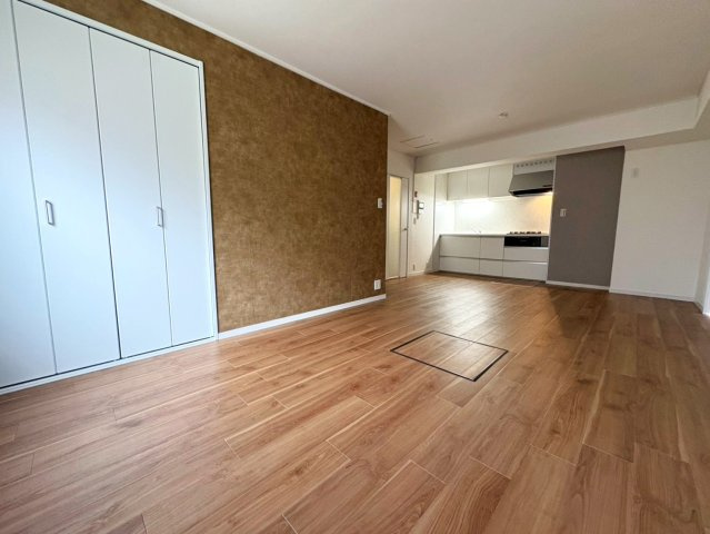 ◆リフォーム済み◆角住戸◆南西向き専用庭付き◆広々４LDK◆桂川ハイツ４号館の居間・リビング|リビング