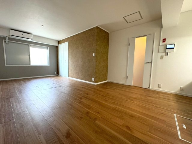 ◆リフォーム済み◆角住戸◆南西向き専用庭付き◆広々４LDK◆桂川ハイツ４号館の居間・リビング|リビング